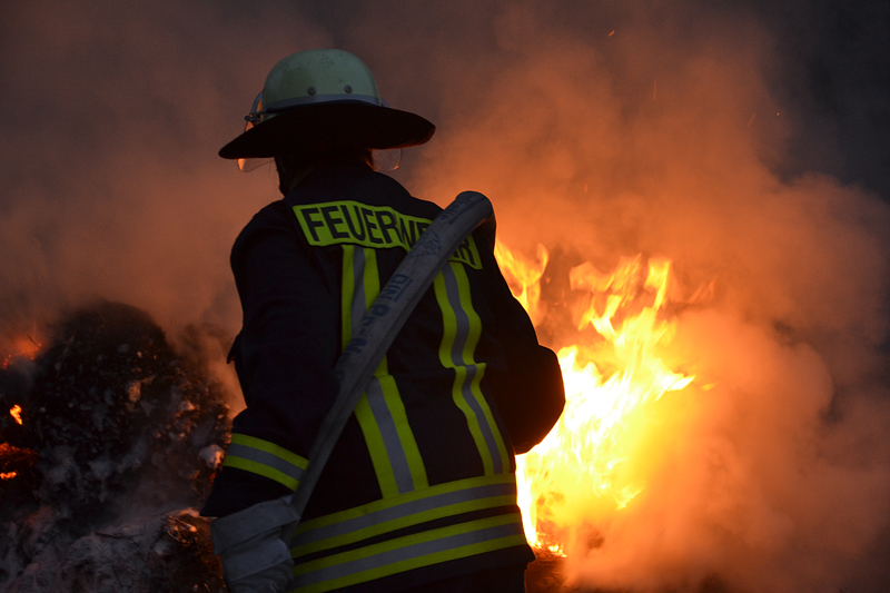 Feuerwehrangehöriger bei einer realitätsnahen Übung