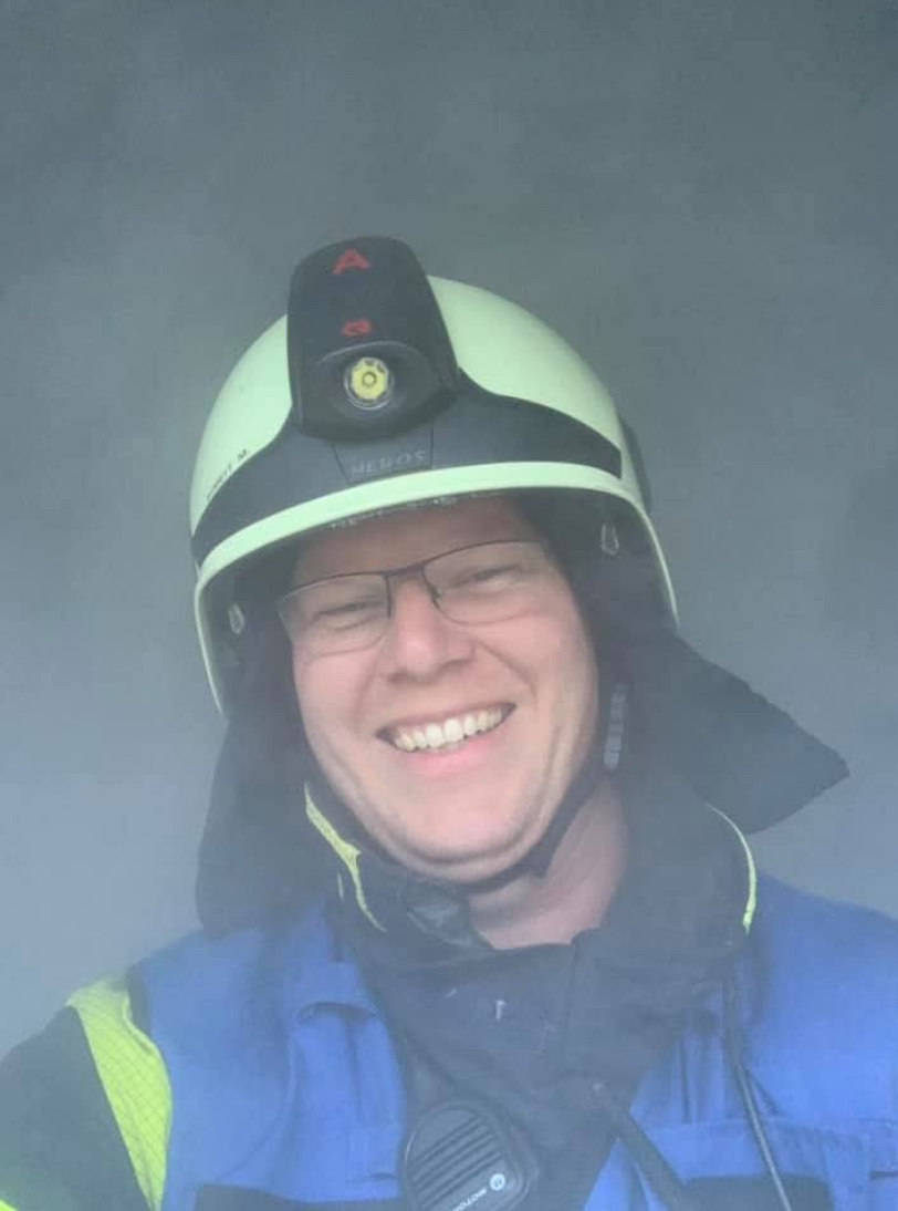 Markus Simeit in Feuerwehrschutzkleidung